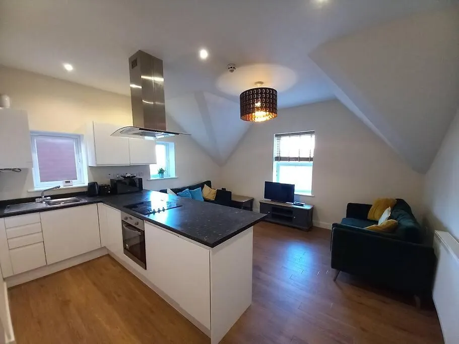 Roomy Penthouse 2 Double Bed Apartment - Spacious - Central Beeston - Free Secure Parking - Nottingham